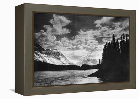 Beautiful Alaskan Mountains Photograph - Alaska-Lantern Press-Framed Stretched Canvas