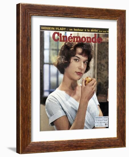 Bernadette Lafont faisant la Une du magazine Cinemonde du 6 octobre, 1959 (photo)-null-Framed Photo