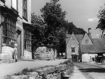 Family resting in the Cotswolds, 1935-Bernard Alfieri-Photographic Print