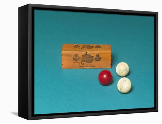 Billard de style Louis XVI avec deux crosses et un jeu de 3 boules en ivoire-null-Framed Premier Image Canvas