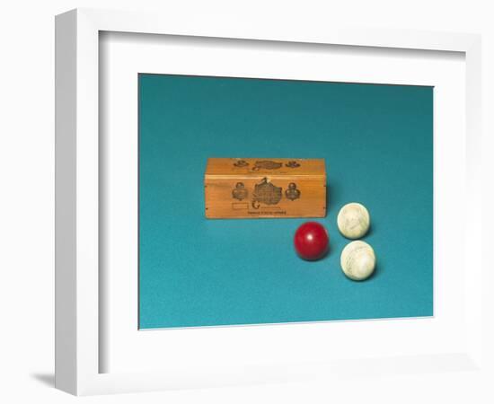 Billard de style Louis XVI avec deux crosses et un jeu de 3 boules en ivoire-null-Framed Giclee Print