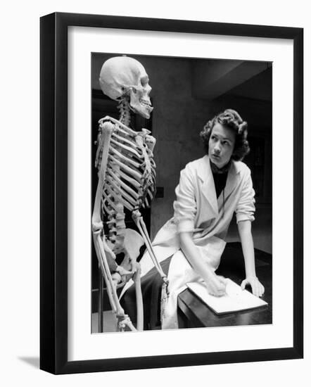 Biology Student Studies Skeleton-Alfred Eisenstaedt-Framed Photographic Print