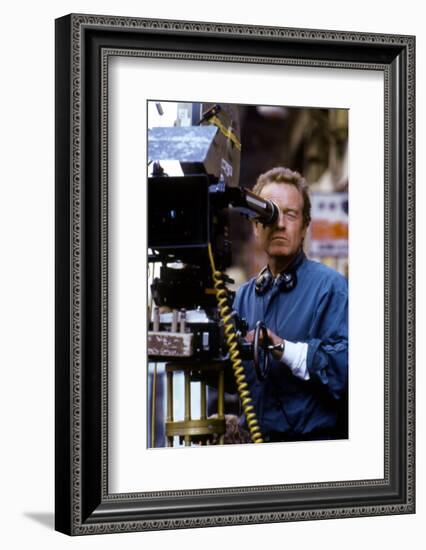 BLACK RA 1989 directed by RIDLEY SCOTT On the set, Ridley Scott behind the camera (photo)-null-Framed Photo