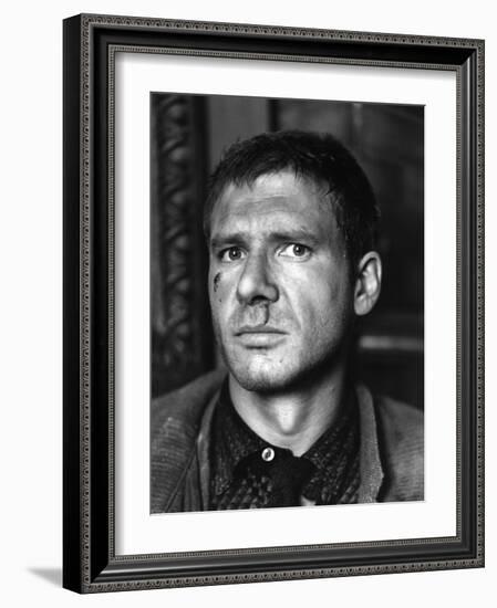 BLADE RUNNER, 1981 directed by RIDLEY SCOTT Harrison Ford (b/w photo)-null-Framed Photo