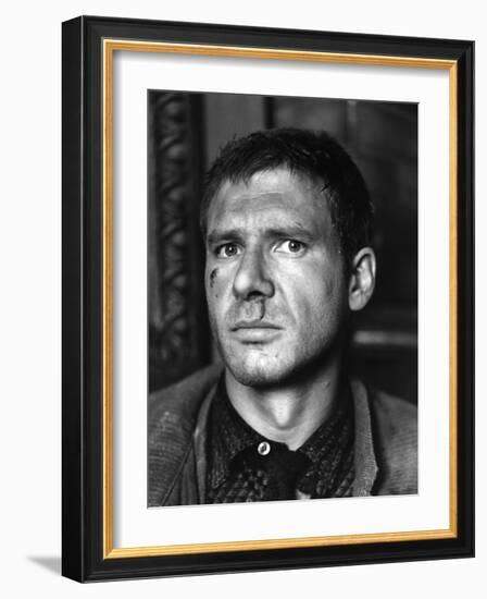 BLADE RUNNER, 1981 directed by RIDLEY SCOTT Harrison Ford (b/w photo)-null-Framed Photo