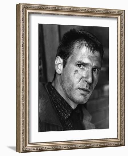 BLADE RUNNER, 1981 directed by RIDLEY SCOTT Harrison Ford (b/w photo)-null-Framed Photo