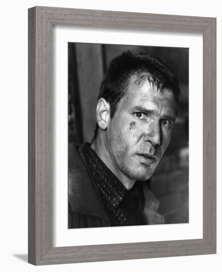 BLADE RUNNER, 1981 directed by RIDLEY SCOTT Harrison Ford (b/w photo)-null-Framed Photo