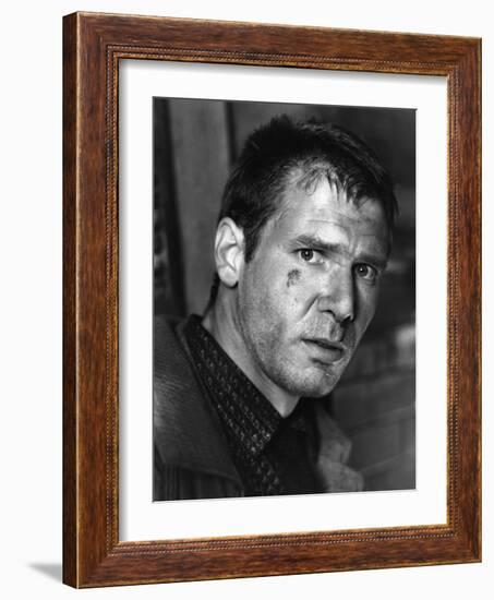 BLADE RUNNER, 1981 directed by RIDLEY SCOTT Harrison Ford (b/w photo)-null-Framed Photo