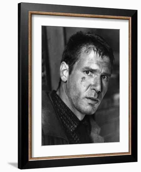 BLADE RUNNER, 1981 directed by RIDLEY SCOTT Harrison Ford (b/w photo)-null-Framed Photo