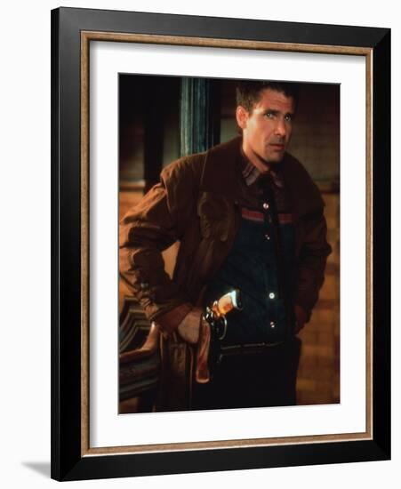 BLADE RUNNER, 1981 directed by RIDLEY SCOTT Harrison Ford (photo)-null-Framed Photo