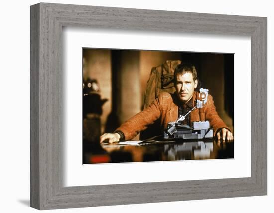 BLADE RUNNER, 1981 directed by RIDLEY SCOTT Harrison Ford (photo)-null-Framed Photo