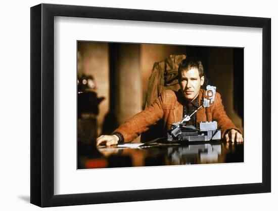 BLADE RUNNER, 1981 directed by RIDLEY SCOTT Harrison Ford (photo)-null-Framed Photo