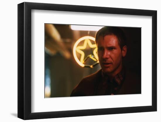 BLADE RUNNER, 1981 directed by RIDLEY SCOTT Harrison Ford (photo)-null-Framed Photo