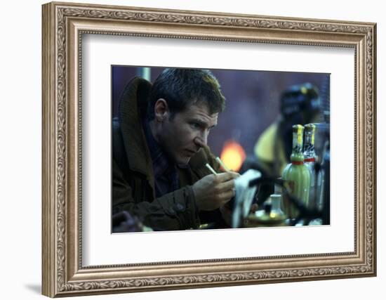 BLADE RUNNER, 1981 directed by RIDLEY SCOTT Harrison Ford (photo)-null-Framed Photo