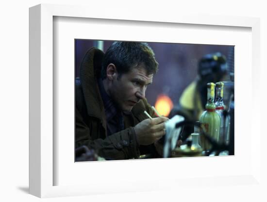 BLADE RUNNER, 1981 directed by RIDLEY SCOTT Harrison Ford (photo)-null-Framed Photo