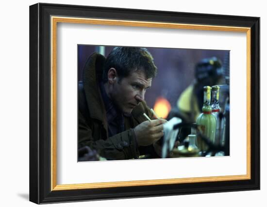 BLADE RUNNER, 1981 directed by RIDLEY SCOTT Harrison Ford (photo)-null-Framed Photo