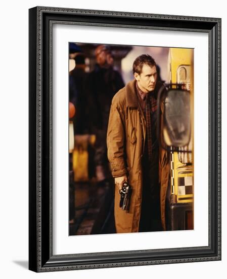 BLADE RUNNER, 1981 directed by RIDLEY SCOTT Harrison Ford (photo)-null-Framed Photo