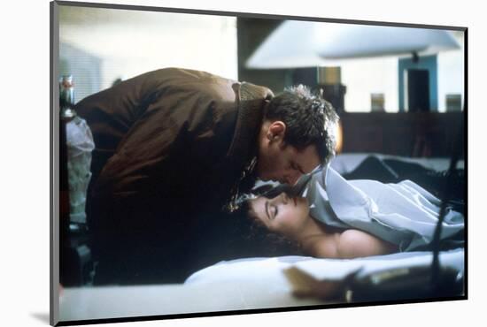 BLADE RUNNER, 1982 directed by RIDLEY SCOTT Harrison Ford and Sean Young (photo)-null-Mounted Photo