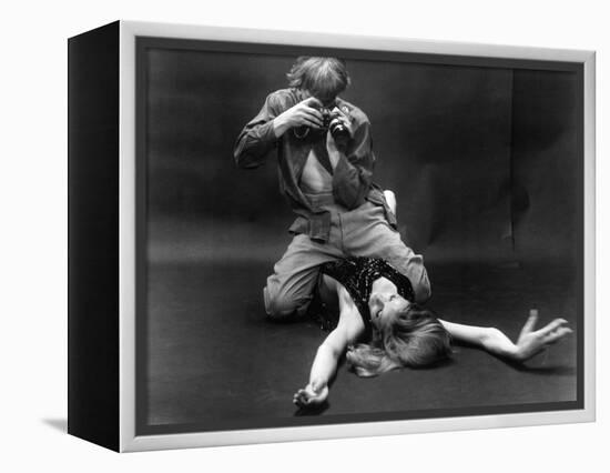 BLOW-UP, 1966 directed by MICHELANGELO ANTONIONI David Hemmings (b/w photo)-null-Framed Stretched Canvas