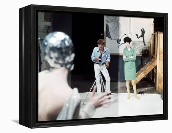 Blow-up by Michelangelo Antonioni (1912 - 2007) with David Hemmings, Peggy Moffitt, 1966 (photo)-null-Framed Stretched Canvas