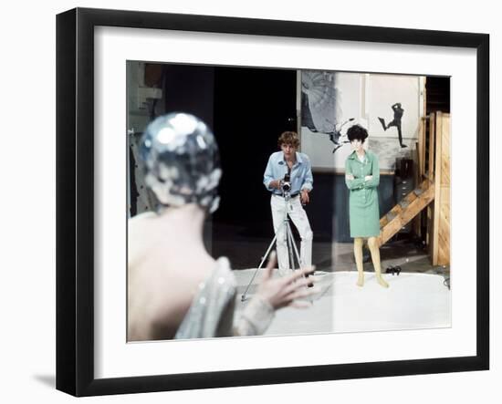 Blow-up by Michelangelo Antonioni (1912 - 2007) with David Hemmings, Peggy Moffitt, 1966 (photo)-null-Framed Photo