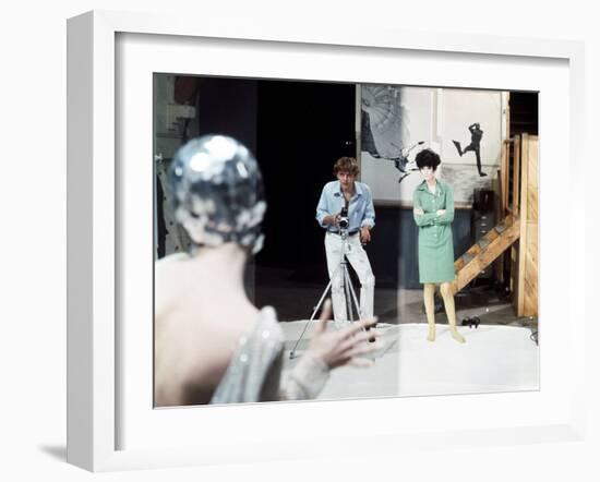 Blow-up by Michelangelo Antonioni (1912 - 2007) with David Hemmings, Peggy Moffitt, 1966 (photo)-null-Framed Photo