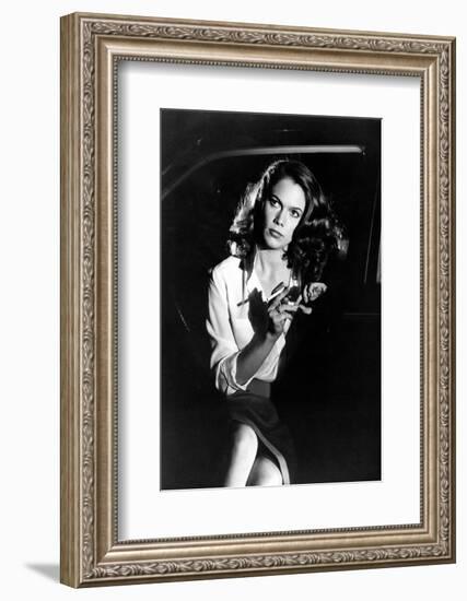 BODY HEAT, 1981 directed by LAWRENCE KASDAN Kathleen Turner (b/w photo)-null-Framed Photo