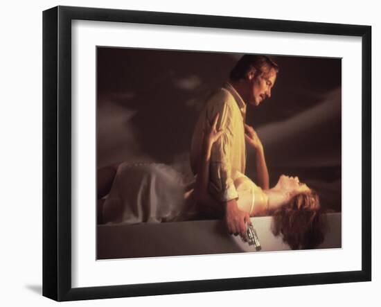 BODY HEAT, 1981 directed by LAWRENCE KASDAN William Hurt and Kathleen Turner (photo)-null-Framed Photo