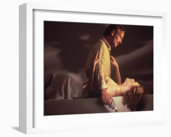 BODY HEAT, 1981 directed by LAWRENCE KASDAN William Hurt and Kathleen Turner (photo)-null-Framed Photo