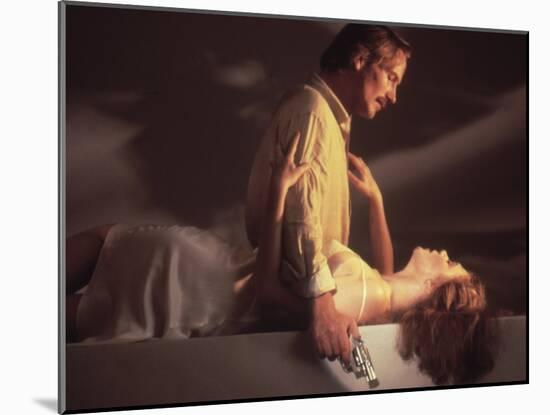 BODY HEAT, 1981 directed by LAWRENCE KASDAN William Hurt and Kathleen Turner (photo)-null-Mounted Photo