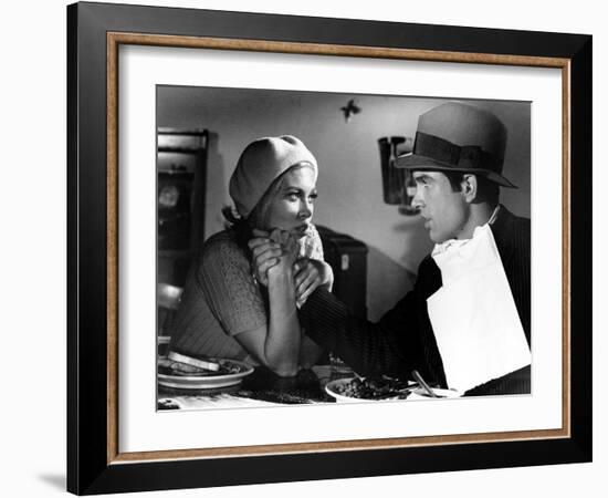 BONNIE AND CLYDE, 1967 directed by ARTHUR PENN Faye Dunaway and Warren Beatty (b/w photo)-null-Framed Photo