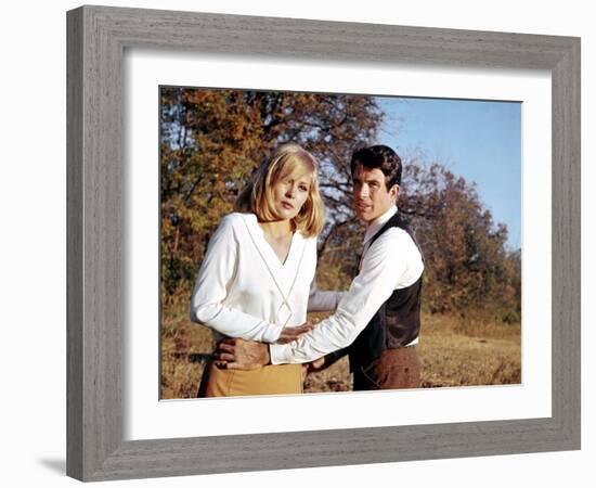 BONNIE AND CLYDE, 1967 directed by ARTHUR PENN Faye Dunaway and Warren Beatty (photo)-null-Framed Photo