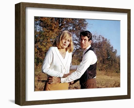 BONNIE AND CLYDE, 1967 directed by ARTHUR PENN Faye Dunaway and Warren Beatty (photo)-null-Framed Photo