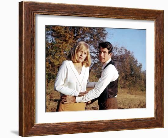 BONNIE AND CLYDE, 1967 directed by ARTHUR PENN Faye Dunaway and Warren Beatty (photo)-null-Framed Photo