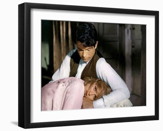 BONNIE AND CLYDE, 1967 directed by ARTHUR PENN Faye Dunaway and Warren Beatty (photo)-null-Framed Photo