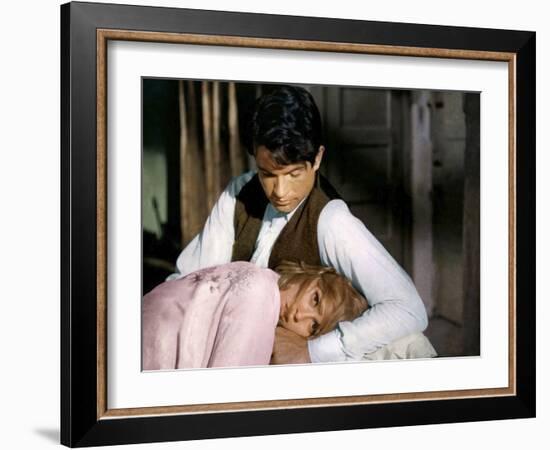 BONNIE AND CLYDE, 1967 directed by ARTHUR PENN Faye Dunaway and Warren Beatty (photo)-null-Framed Photo