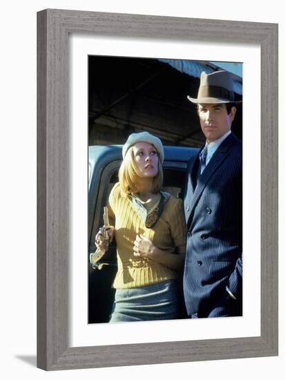 Bonnie and Clyde 1967 Directed by Arthur Penn Faye Dunaway and Warren Beatty-null-Framed Photo