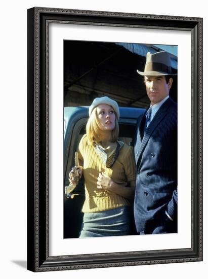 Bonnie and Clyde 1967 Directed by Arthur Penn Faye Dunaway and Warren Beatty-null-Framed Photo