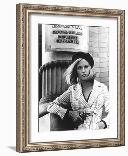 BONNIE AND CLYDE, 1967 directed by ARTHUR PENN Faye Dunaway as Bonnie Parker (b/w photo)-null-Framed Photo