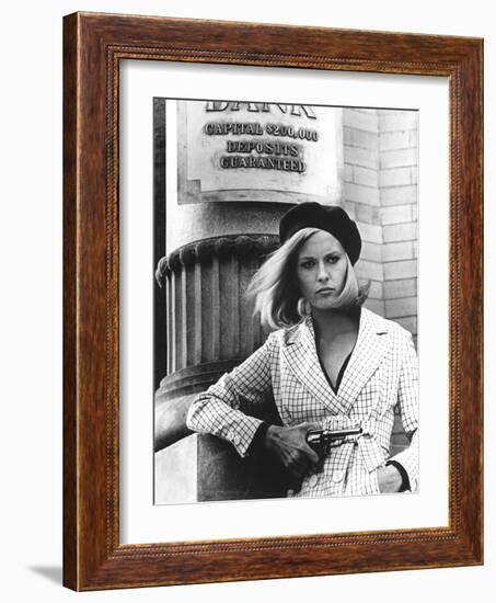 BONNIE AND CLYDE, 1967 directed by ARTHUR PENN Faye Dunaway as Bonnie Parker (b/w photo)-null-Framed Photo