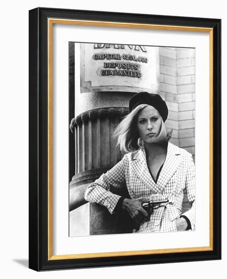 BONNIE AND CLYDE, 1967 directed by ARTHUR PENN Faye Dunaway as Bonnie Parker (b/w photo)-null-Framed Photo