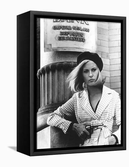 BONNIE AND CLYDE, 1967 directed by ARTHUR PENN Faye Dunaway as Bonnie Parker (b/w photo)-null-Framed Stretched Canvas