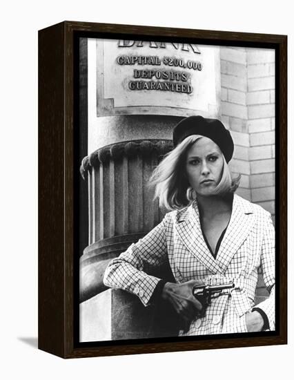 BONNIE AND CLYDE, 1967 directed by ARTHUR PENN Faye Dunaway as Bonnie Parker (b/w photo)-null-Framed Stretched Canvas