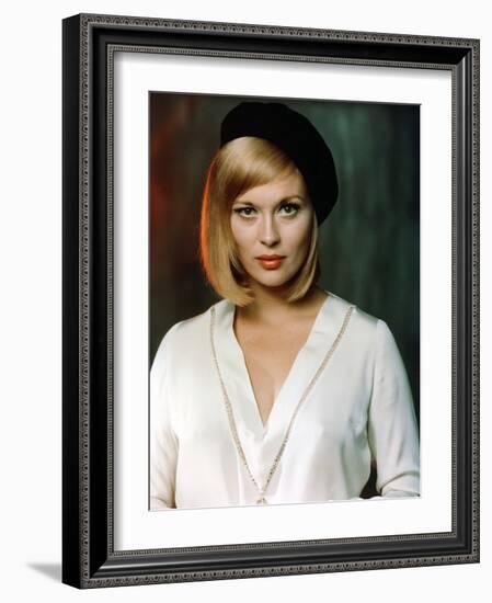 Bonnie and Clyde 1967 Directed by Arthur Penn Faye Dunaway-null-Framed Photo