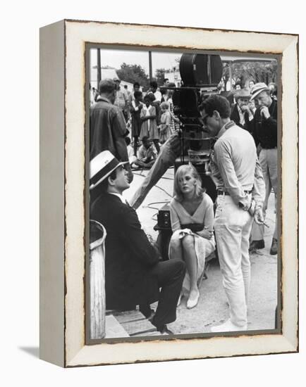 BONNIE AND CLYDE, 1967 directed by ARTHUR PENN On the set, Arthur Penn with Warren Beatty and Faye-null-Framed Stretched Canvas