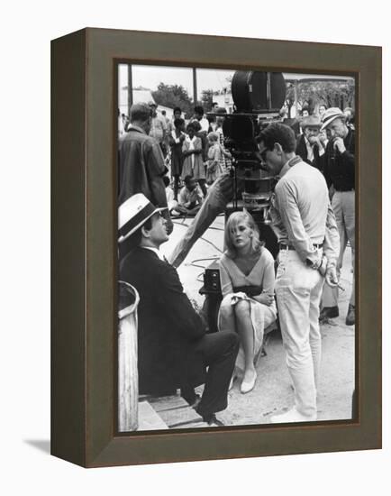 BONNIE AND CLYDE, 1967 directed by ARTHUR PENN On the set, Arthur Penn with Warren Beatty and Faye-null-Framed Stretched Canvas