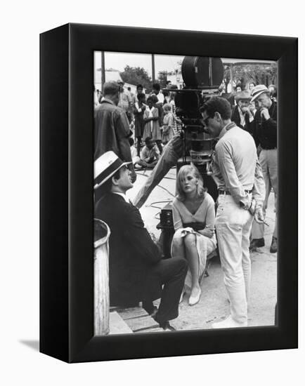 BONNIE AND CLYDE, 1967 directed by ARTHUR PENN On the set, Arthur Penn with Warren Beatty and Faye-null-Framed Stretched Canvas