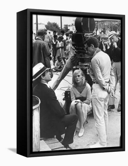 BONNIE AND CLYDE, 1967 directed by ARTHUR PENN On the set, Arthur Penn with Warren Beatty and Faye-null-Framed Stretched Canvas