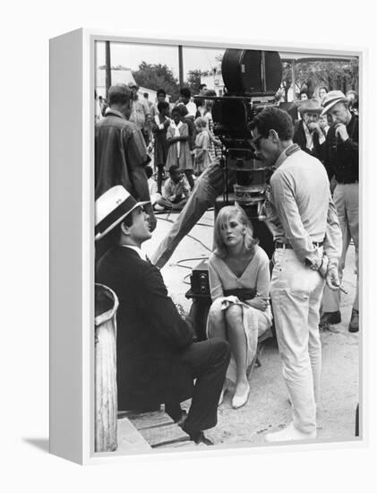 BONNIE AND CLYDE, 1967 directed by ARTHUR PENN On the set, Arthur Penn with Warren Beatty and Faye-null-Framed Stretched Canvas