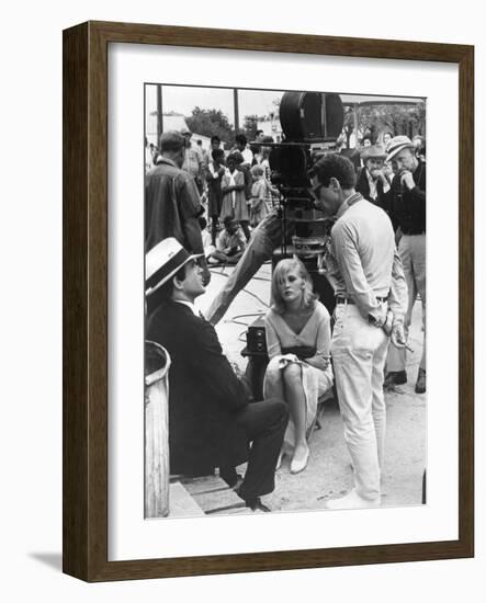 BONNIE AND CLYDE, 1967 directed by ARTHUR PENN On the set, Arthur Penn with Warren Beatty and Faye-null-Framed Photo